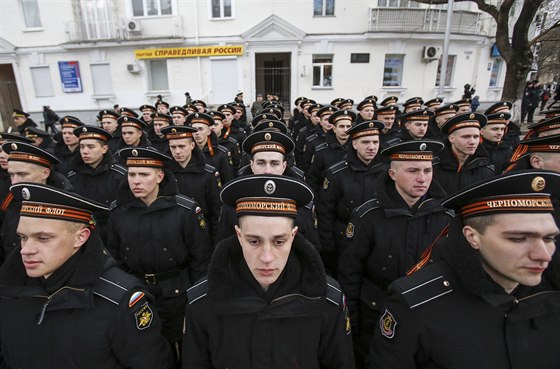 Písluníci ruské ernomoské flotily na pehlídce v krymském Sevastopolu (18....