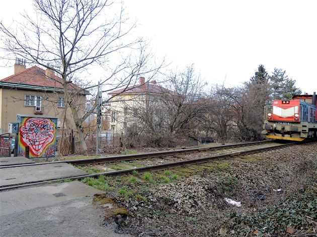 Jednokolejná elezniní tra spojuje  Dejvice s Ruzyní a dále Hostivicemi a...