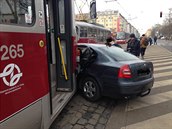 U zastávky Olanské hbitovy nedal idi pednost tramvaji.