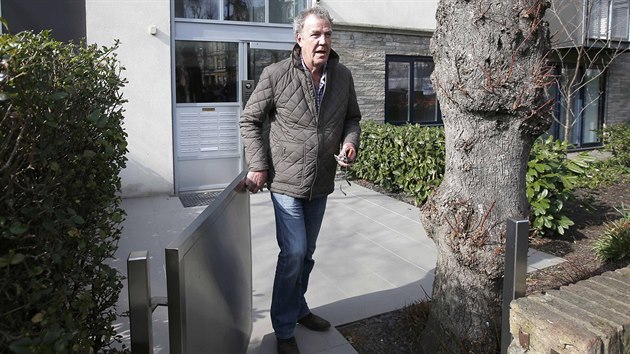 Jeremy Clarkson opout rno svj londnsk byt. (11. bezna 2015)