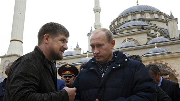 eensk prezident Ramzan Kadyrov s ruskm premirem Putinem v Groznm v roce 2008.