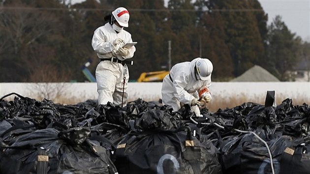 Okol japonsk jadern elektrrny Fukuima je stle radioaktivn. ady chtj 30 milion tun zamoenho materilu shromdit na skldce u vesnice Omuna. (24. nora 2015)
