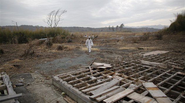 Okol japonsk jadern elektrrny Fukuima je stle radioaktivn. ady chtj 30 milion tun zamoenho materilu shromdit na skldce u vesnice Omuna. (24. nora 2015)