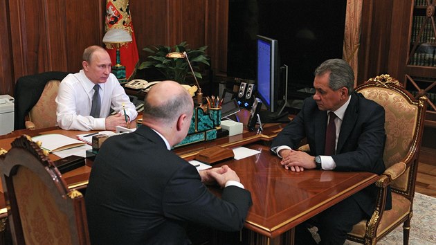 Rusk prezident Vladimir Putin s ministrem obrany Sergejem ojgu (vpravo) a ministrem financ Antonem Siuanovem (6. bezna 2015).