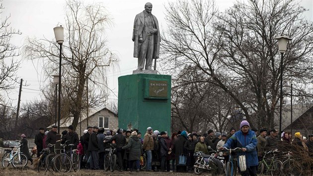 Obyvatel vesnice ornuchyne ve front na humanitrn pomoc z rukou proruskch separatist (11. bezna 2015)