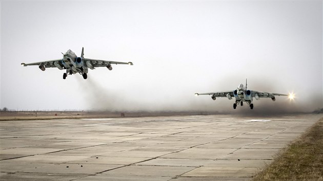 V Stavropolsk oblasti zaaly manvry ruskho letectva. Na snmku stroje Suchoj Su-25 (12. bezna 2015)