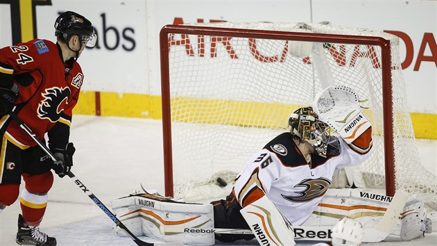 Ji Hudler z Calgary prv pekonal Johna Gibsona z Anaheimu.