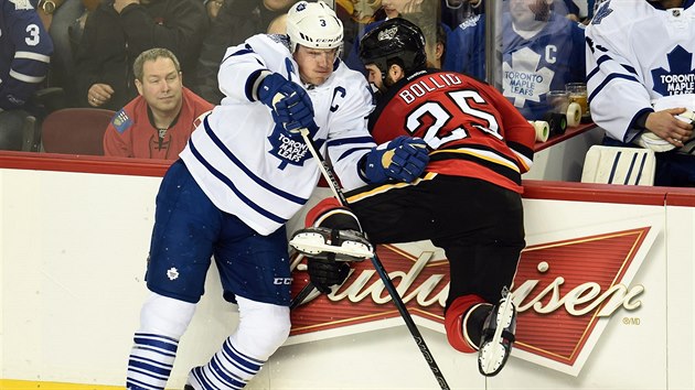 Dion Phaneuf (vlevo) tenhle souboj zvldl lpe ne Brandon Bollig z Calgary.