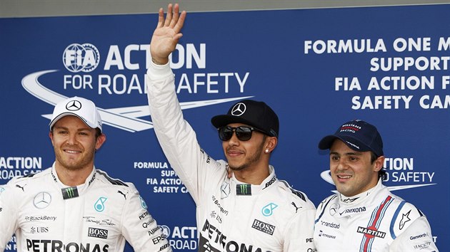 VICHNI S SMVEM. Po kvalifikaci na Velkou cenu Austrlie vypadaj spokojen Nico Rosberg (vlevo), Lewis Hamilton i Felipe Massa (zleva).
