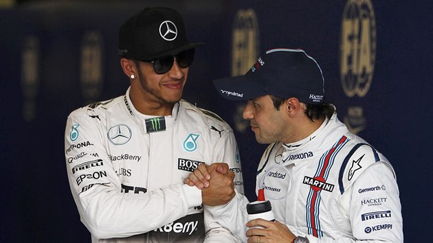 Vtz kvalifikace Lewis Hamilton pijm gratulaci od Felipeho Massy (vpravo), kter dojel tet.