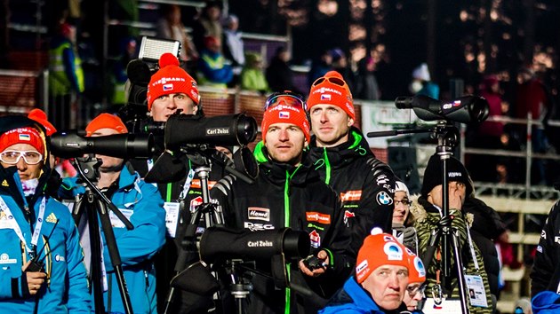 Treni eskch biatlonist (ern bundy) sleduj  zvod muskch tafet na MS v Kontiolahti.