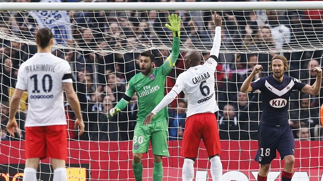 Jaroslav Plail z Bordeaux (vpravo) slav branku v utkn s Paris St Germain.