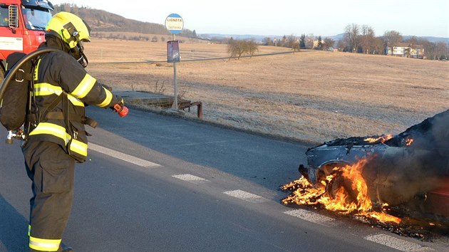 Hasii vyjdli k poru auta, kter hoelo na silnici z Karlovch Var do Prahy.