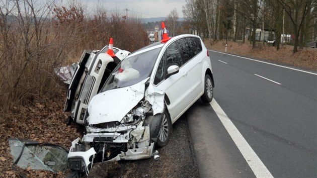 idika zpsobila dopravn nehodu, kdy se na silnici chtla otoit. Ob vozidla skonila po stetu v pkop.