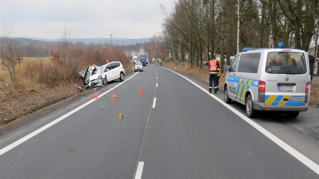 idika zpsobila dopravn nehodu, kdy se na silnici chtla otoit. Ob vozidla skonila po stetu v pkop.