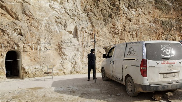 Ambulance parkuje ped jeskyn, kde odpovaj povstalci (9. bezna 2015).