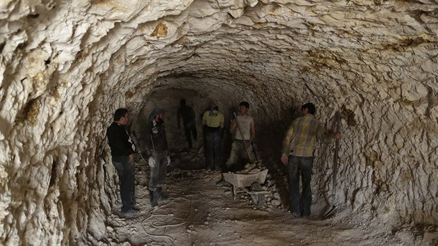 Povstalci hloub jeskyni severn od Ham (9. bezna 2015).