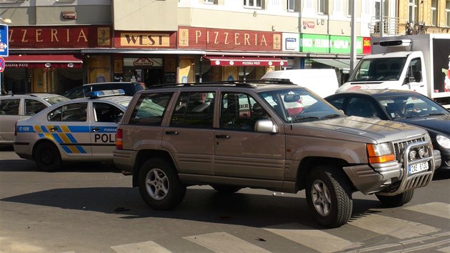 Opil policista v Nuslch naboural auto ped sebou. Kdy chtl od nehody ujet, naboural auto stojc za nm (10.3.2015)