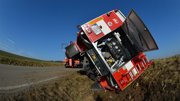 Hasie jedouc k poru ohrozil na Beneovsku vz v protismru, jejich auto skonilo pevrcen v pkopu (10.3.2015)