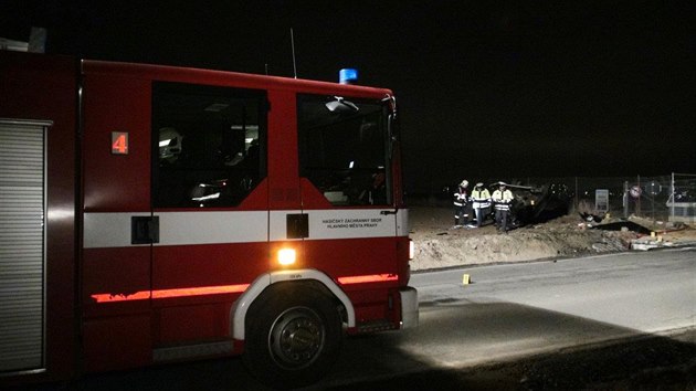 Citroen vyltl v praskch Pitkovicch ze silnice, idi nehodu nepeil (11.3.2015)