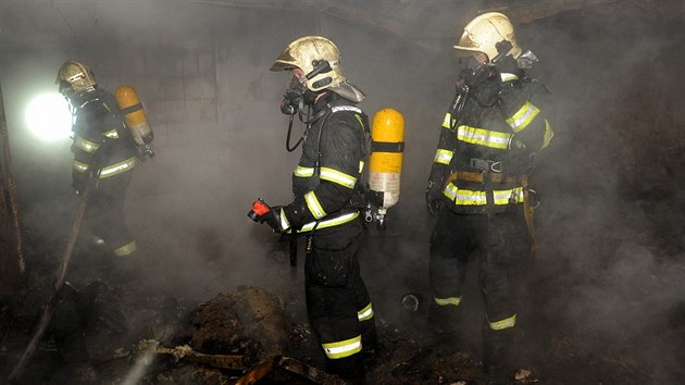 V budov bvalho skladu v Maleick ulici uhoeli dva bezdomovci (12.3.2015)