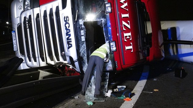 V Praze 9 se pevrtil kamion s kukuinm rotem (12.3.2015)