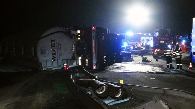 V Praze 9 se pevrtil kamion s kukuinm rotem (12.3.2015)