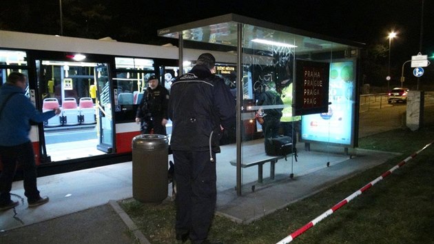 V autobusu slo 136 jedoucm na Jin Msto se poprali cestujc, jeden z nich zatoil noem (17.3.2015)