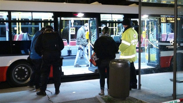 V autobusu slo 136 jedoucm na Jin Msto se poprali cestujc, jeden z nich zatoil noem (17.3.2015)