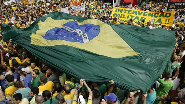 Brazlie prochz dal krizi. Milion lid v ulicch chce zmnu, prezidentka tpe (15. bezna)