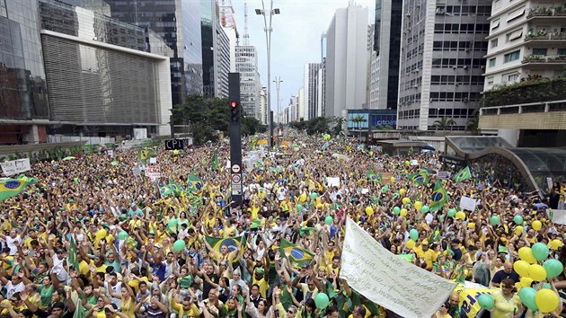 Brazlie prochz dal krizi. Milion lid v ulicch chce zmnu, prezidentka tpe (15. bezna)