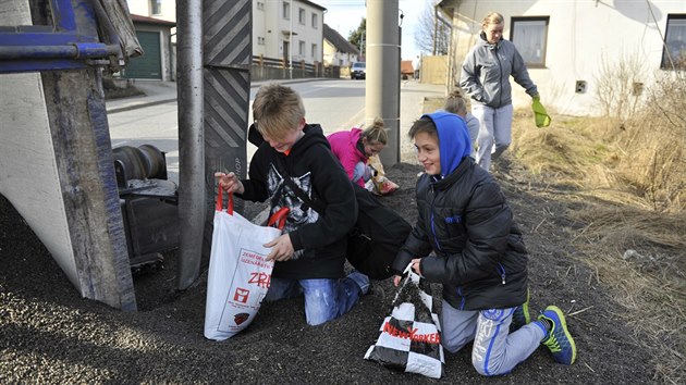 Nehoda kamionu ve Stonaov na nkolik hodin pln uzavela silnici. Z pevrcenho nvsu se vysypala slunenicov semnka. Nkte z mstnch si je pak pili nabrat do taky.