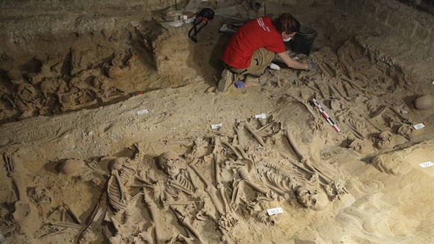 Archeologov odkrvaj pod paskm obchodnm centrem masov hrob ze stedovku (11. bezna 2015).