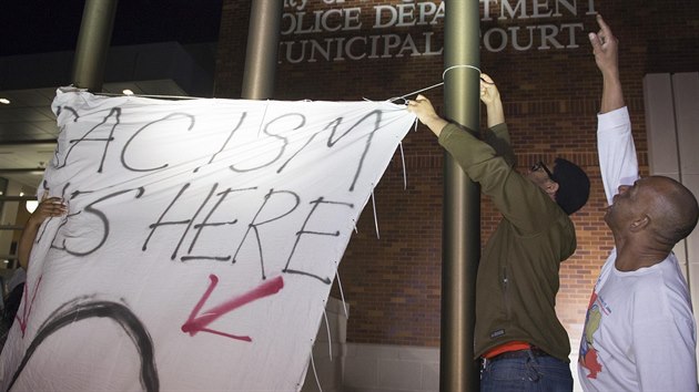 Bhem protest ped policejn stanic v americkm Fergusonu byli posteleni dva policist (11. bezna 2015).