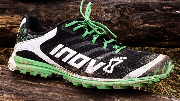 TEST: Inov-8 Race Ultra 270 - oproti svmu pedchdci Race Ultra 290 je nov model o 20 gram leh. Rozdl je ctit nejen na ni vrstv tlumen, ale vraznho odlehen se dokal i svrek boty.