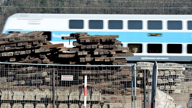 Rekonstrukce elezninho koridoru ve stedoeskch valech (bezen 2015)