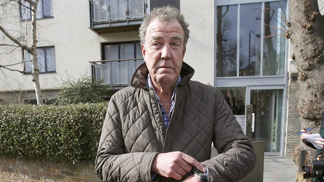 Modertor poadu Top Gear Jeremy  Clarkson opout svj londnsk dm. (11. bezna 2015)