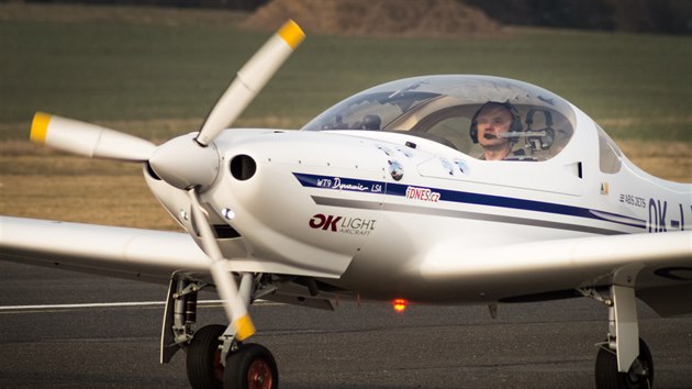 Pilot Ji Prua startuje na letiti v Pbrami k letu na Kavkaz. (17. bezna 2015)