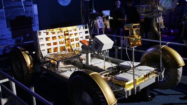 Przkumné vozidlo Lunar Rover na kosmické výstav Gateway to Space. Vyuily ho...