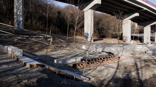 Pod vysoanskou estakádou vzniká nový skatepark.