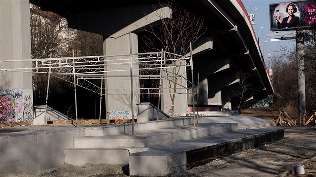 Pod vysoanskou estakádou vzniká nový skatepark.