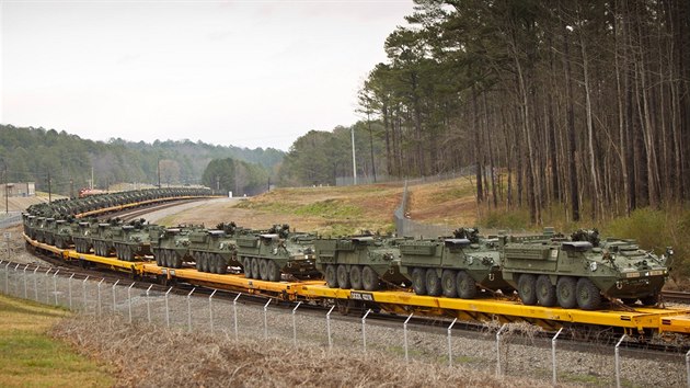 Obrnn vozidla Stryker pi elezninm transportu v USA