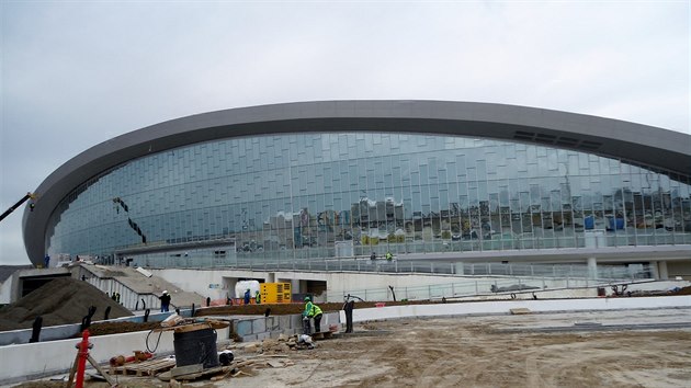 Stavební práce u arény Aquatics Center pro vodní sporty.