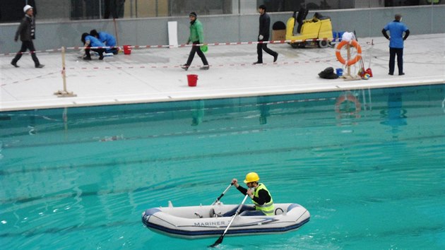 Stavebn prce uvnit arny Aquatics Center pro vodn sporty.