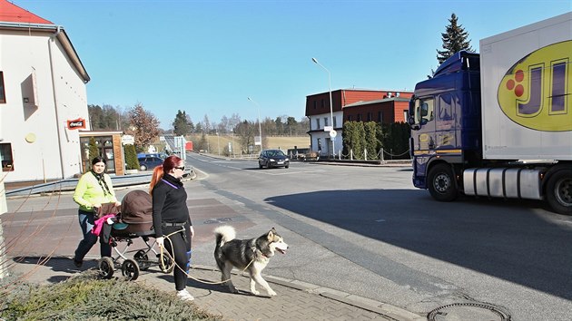 Nebezpen kiovatka ve drci nad Doubravou. Kvli jej prav by msto nechalo strhnout budovu kina a knihovny.