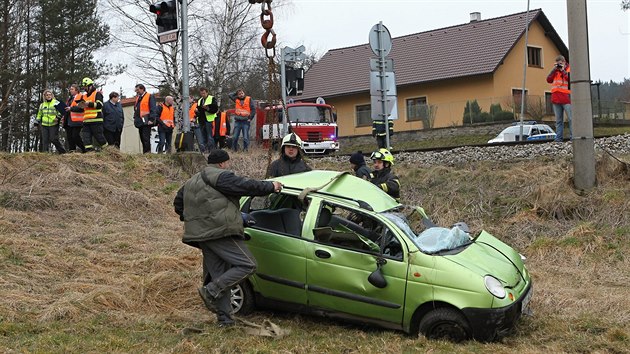 Z malho osobnho vozu po srce s vlakem na elezninm pejezdu ve Dvorcch u Jihlavy mnoho nezbylo. idika vak utrpla jen lehk zrann.