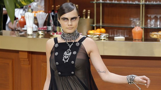 Cara Delevingne na pehldce Chanel v Pai