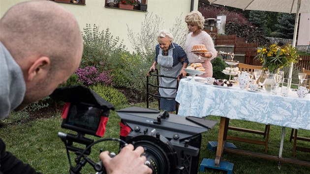 Fotografie  naten klipu Nepohbvej babiku zaiva s Jim Lbusem.