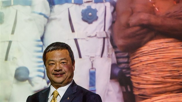 V rmci projektu dolo k setkn domorodc s astronauty NASA a k satelitnmu hovoru domorodm nelnkm z vesmru. Na snmku astronaut Leroy Chiao, kter kmenu telefonoval.