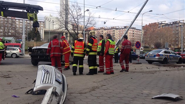 idi v aut taxi sluby naboural kousek od zastvky echovo nmst do sloupu elektrickho veden, z msta utekl.